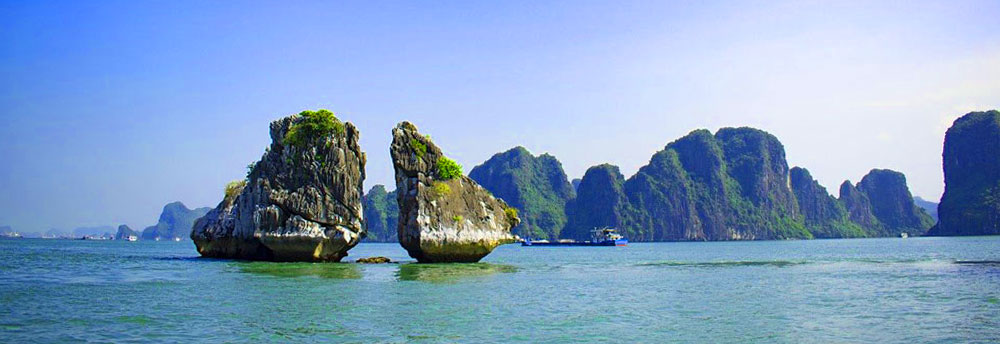 Fighting Cock Islet, Halong Bay, Vietnam