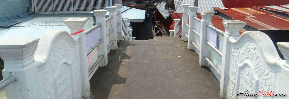 Sak Charoen Alley and Soi 28 Bridge | Bangkok